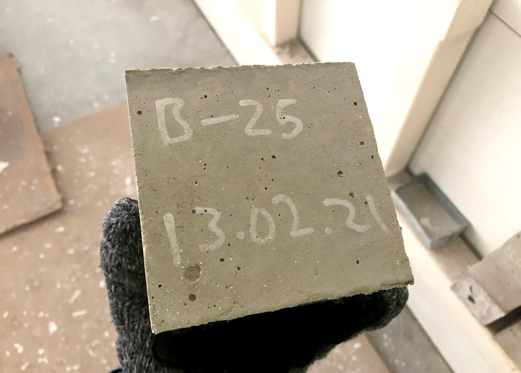 Контрольный образец бетона для определения прочности.